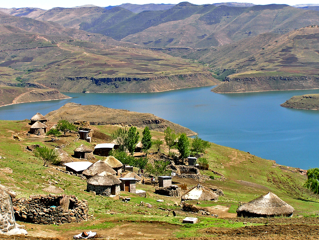 Tradisjonell bebyggelse er opprettholdt til tross for oppdemmingen av Malibamat'so-dalen. Foto: Henrik Andersen.