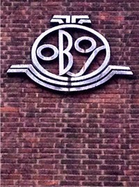 OBOS-emblem på gavlvegg på blokk ved Carl Berners plass, Oslo. Foto: Kimsaka.