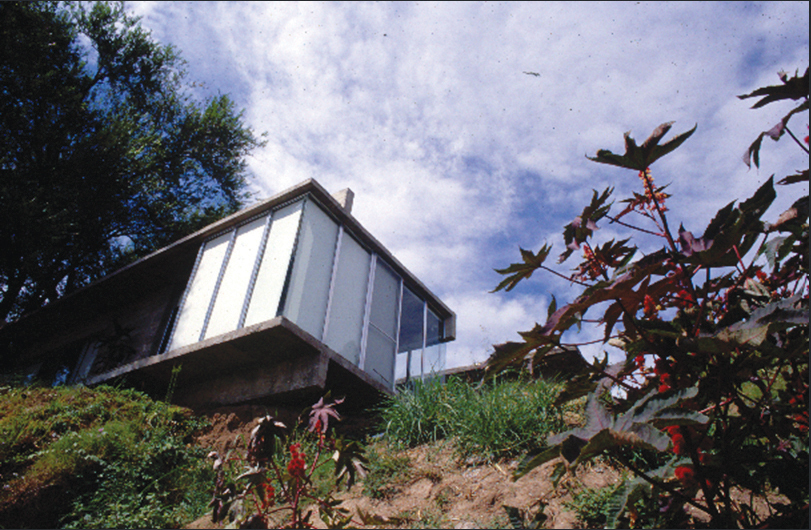 Rafael Iglesia leker med materialitet og tyngdekraft.