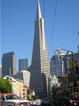 Transamerica Pyramide i San Francisco,?California i USA. Det er tegnet av arkitekt William Pereira, er 260 meter høyt og formet som et ... juletre.  
