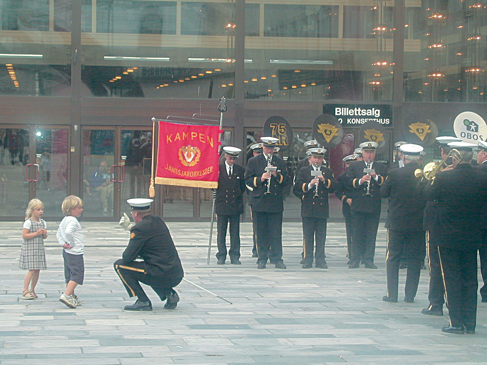 Kampen Janitsjar tok imot ved Oslo Konserthus, der kongressens åpning utspant seg.