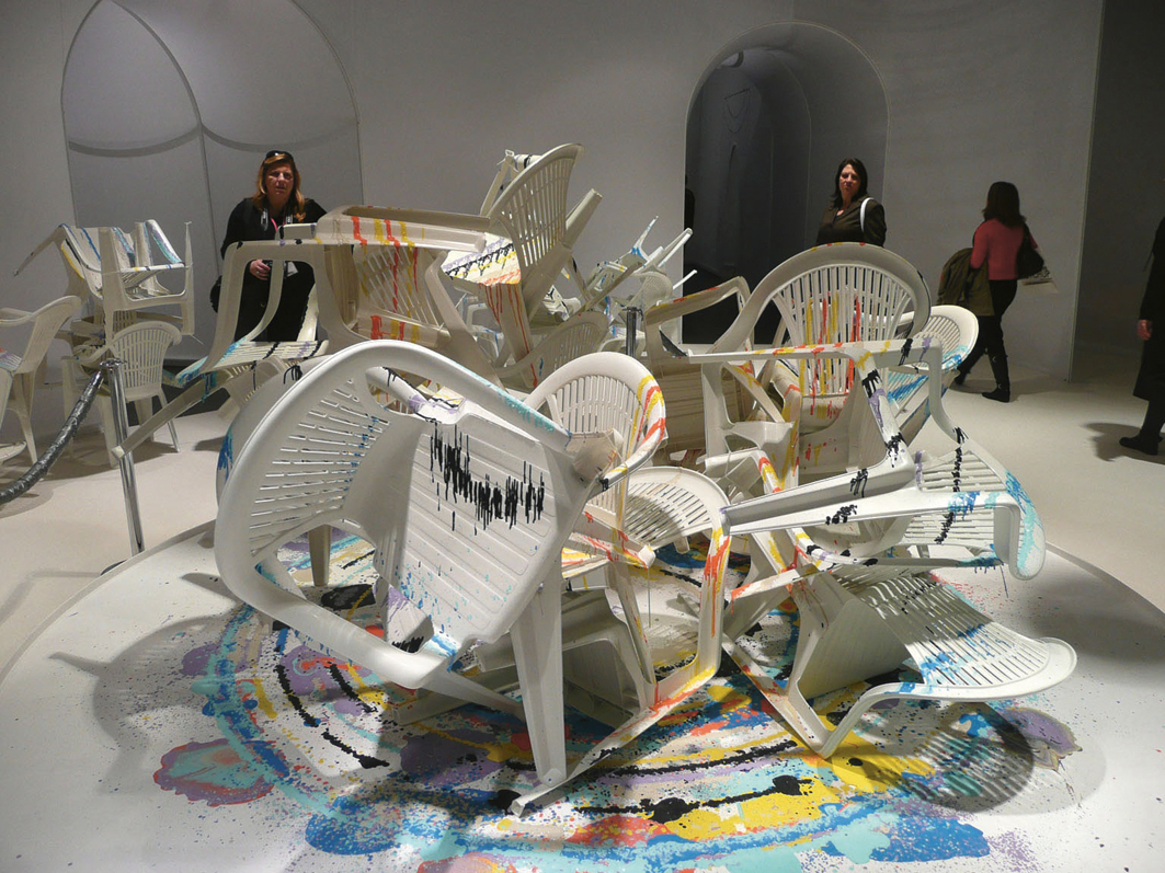 En haug kondemnerte plaststoler utviklet til en fargerik installasjon  med urovekkende budskap. Alle foto: M. Eckersberg.