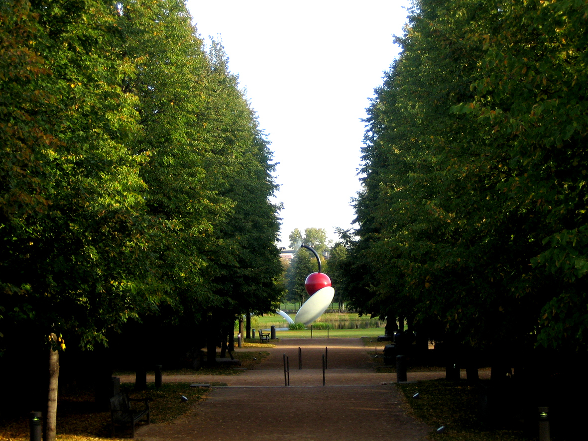 Landskapsarkitekter på sykkeltur. God belysning, alarmanlegg og nødtelefon bidrar til å styrke trygghetfølelsen.