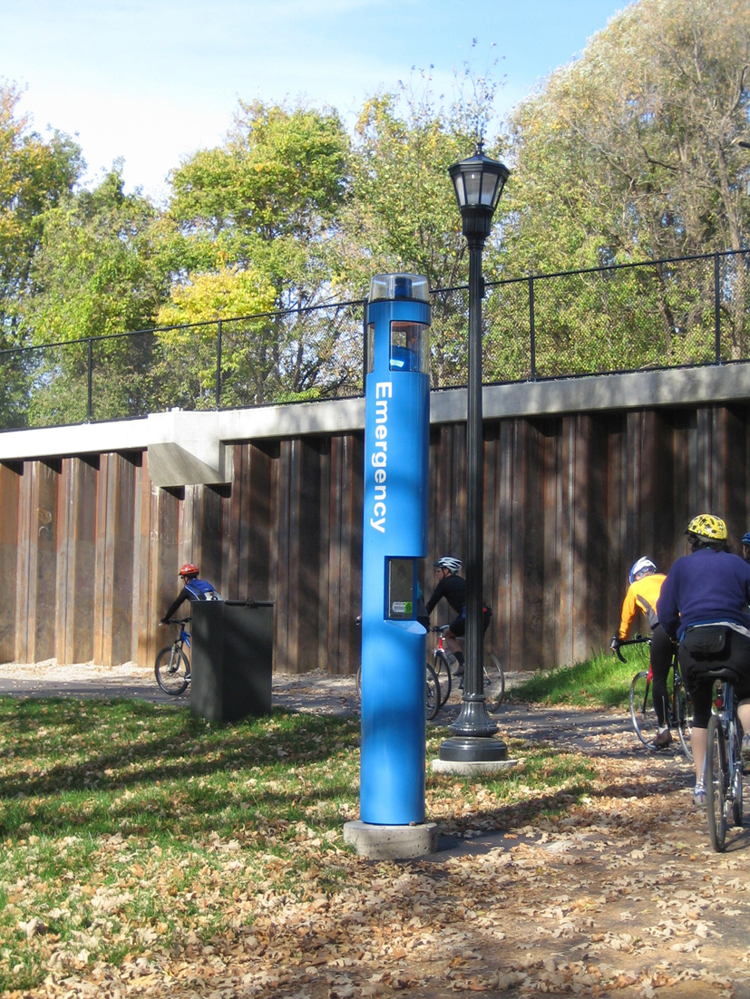 Spoonbridge and Cherry av Claes Oldenburg og Coosje van Bruggen 19851988 er blitt byens nye logo der den står i Minneapolis Sculpture Garden.