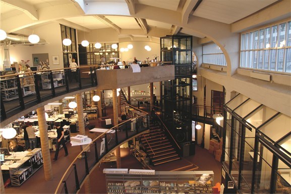 36 ansatte deler 24 plasser i etasjen til Zinc, som holder hus i Drammensveien 130 sammen med Dark Arkitekter, A-lab og Placebo Effects. Kontorene er del av samme konsern og supplerer hverandre.