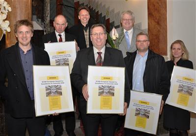 Glade prisvinnere. I første rekke fra venstre: Kristoffer Moe Bøksle, Kima Arkitektur, Stein Karlsen, Vedal Prosjekt, Jan Einar Stavhaugen, Con-Form Lunde, Camilla Frølich, Gyldendal ASA.
I bakre rekke: Egil Lundhaug, Strøm Gundersen AS, Inge Hareide Kima Arkitektur og Per Karsten Dahl, Unicon as. Bøksle og Hareide mottok prisen på vegne av Sverre Fehn. Foto: Byggutengrenser.no