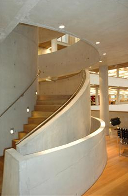  Trappehuset har en skulpturell utforming som illustrerer betongmaterialets formbarhet. Betongflatene er lyse og glatte med en utførelse man sjelden opplever, uttaler juryen. Foto: Trond Joelson