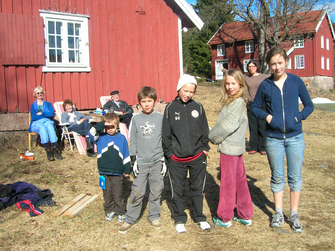 Andelslaget «Arkitekter på Liggern» ble etablert av Gynt Krag. Her er tre generasjoner samlet i påsken 2007, og vi ser hovedhuset bak til høyre. Gynt Krag sitter i midten mot veggen. Foto: Odd Øverdahl.