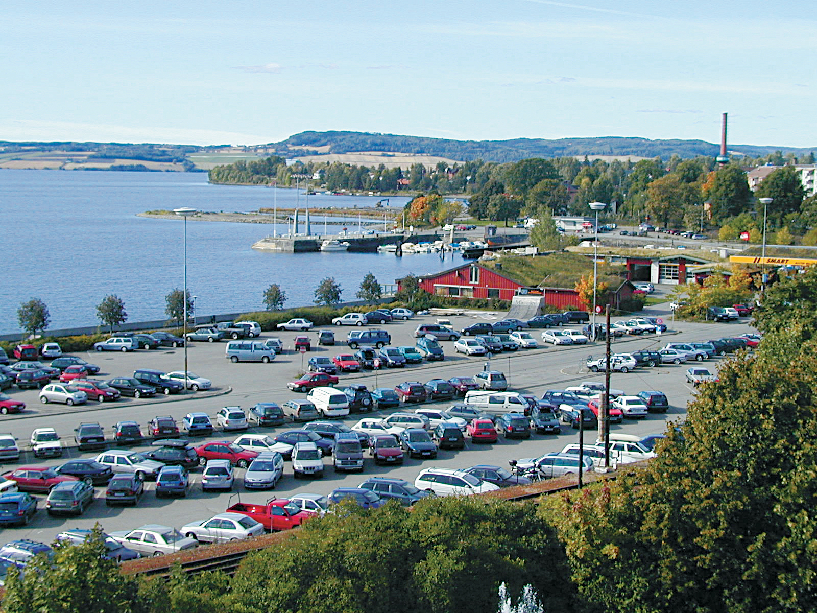 Den omstridte strandsonen omgitt av det karakteristiske mjøslandskapet.