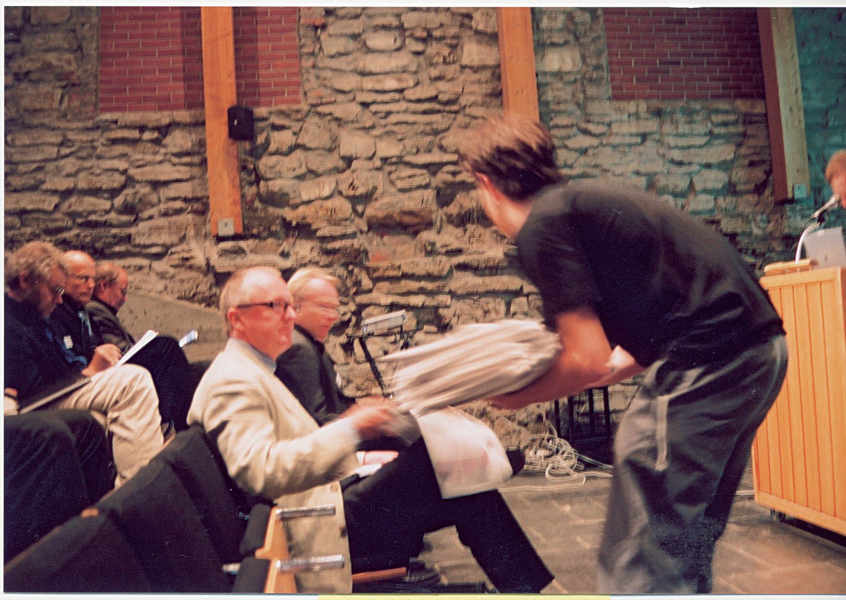 NTNU-studentene deler ut avisen Ham-ark Dagbladet, her med NAL-presidenten som mottaker.