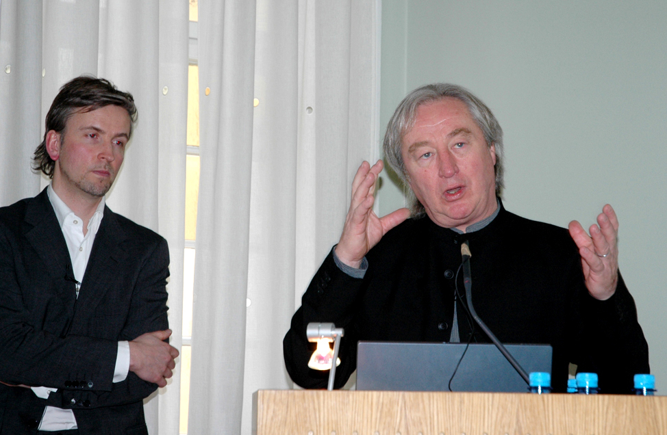 Steven Holl (t.h.) ble introdusert av arkitekt Erik Lang­dalen, LY arkitekter, hans norske samarbeidspartner på Hamsunsenteret. Foto: Olav Ødegården.