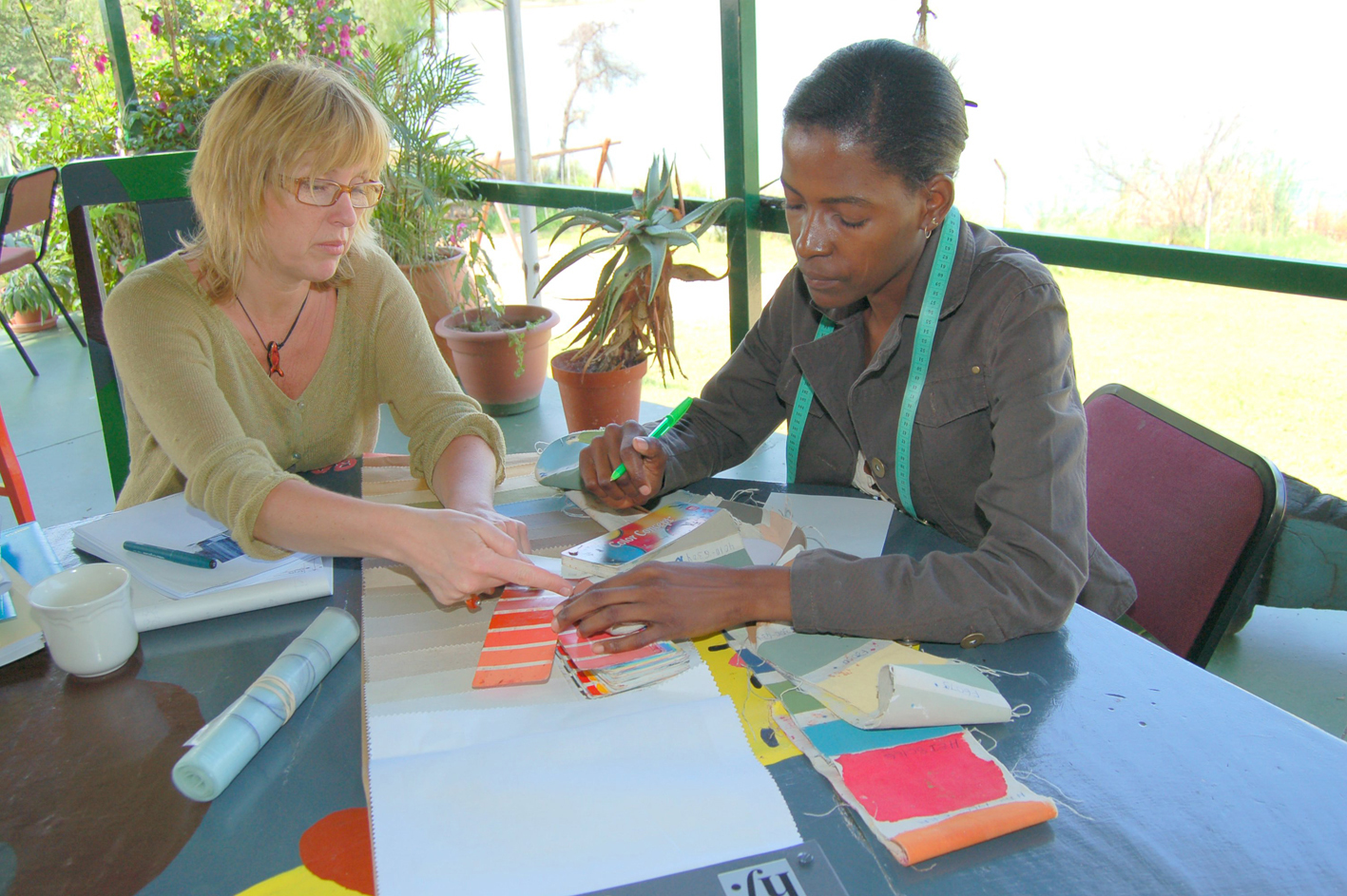 Ingrid Lavik diskuterer utforming av gardiner til en ny fløy på Røros Rehabiliteringssenter med produksjonsansvarlig Salmi Shikongo. Fotos: Hildegun Dybdal. Ingrid Lavik diskuterer utforming av gardiner til en ny fløy på Røros Rehabiliteringssenter med produksjonsansvarlig Salmi Shikongo. Fotos: Hildegun Dybdal.