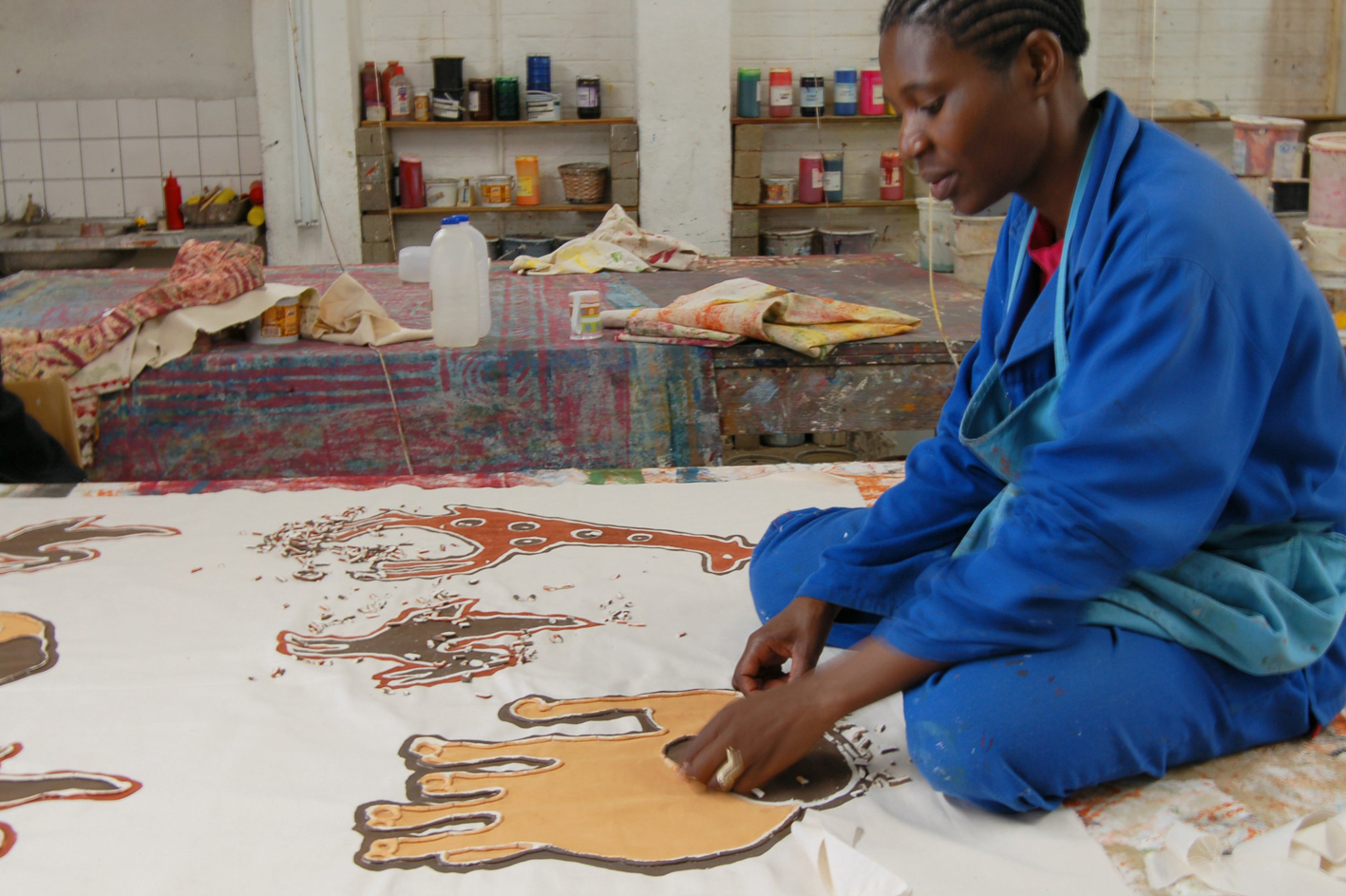 Herda Ekandjo fjerner den tørkede maismelblandingen som nå er helt hard. Tøft for fingertuppene hvis du ikke har trening. Herda Ekandjo fjerner den tørkede maismelblandingen som nå er helt hard. Tøft for fingertuppene hvis du ikke har trening.