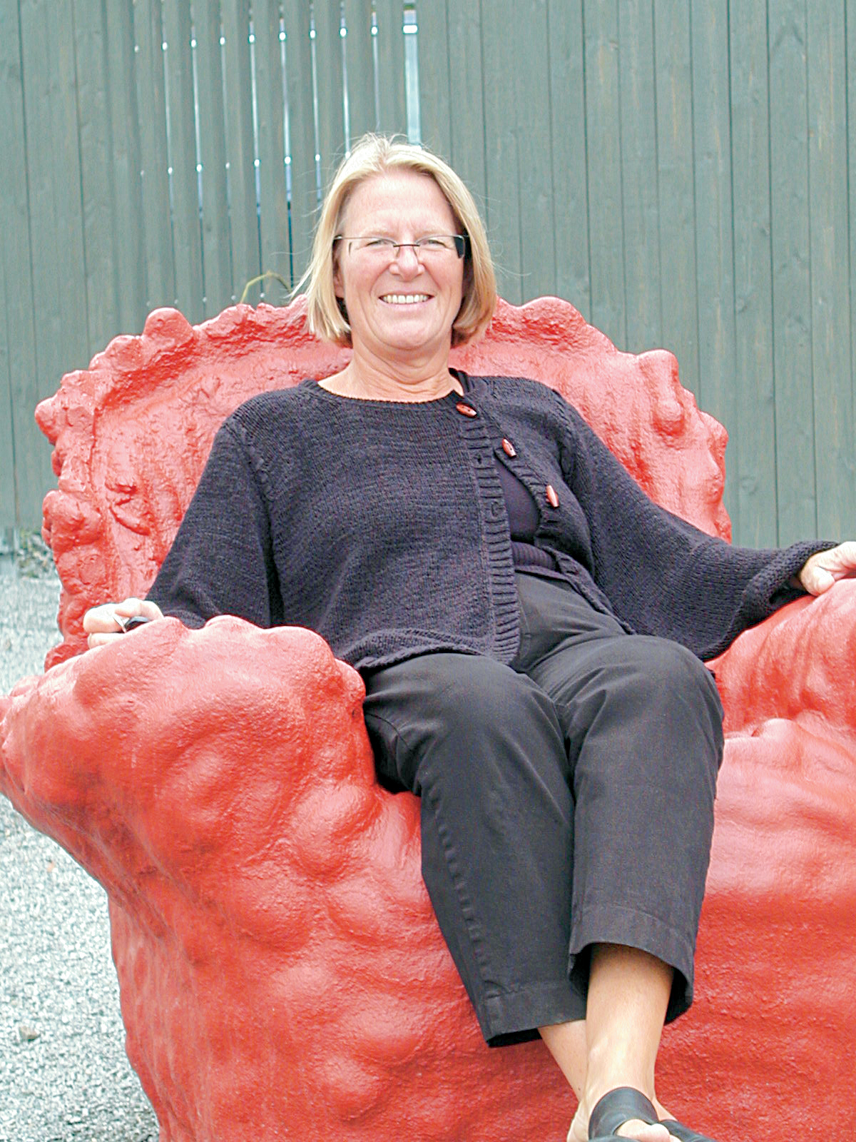 Katrine Aursand i «Red chair» av Gijs Bakker.