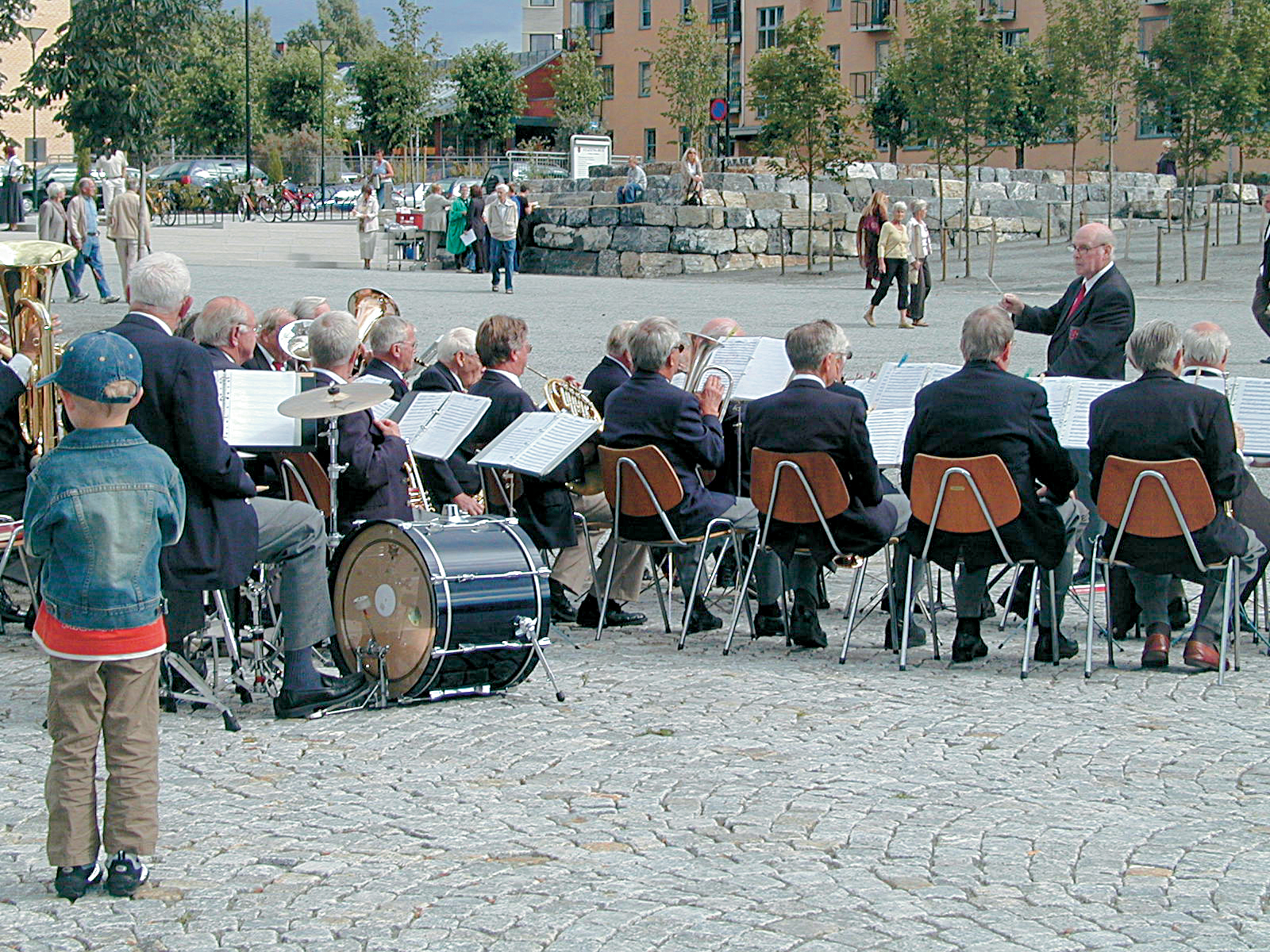Fra åpningen av Fougner Lundhs plass med festmusikk av Hamar Veterankorps og performance av Runa Rebne på høye hæler og Jan Steinum i hvit kjole.