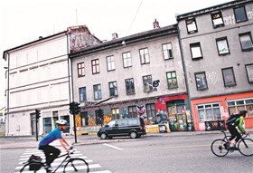 Hauskvartalet er regulert til «spesialområde- byøkologisk kulturkvartal», og diskusjonen om salget av eiendommer i kvartalet har pågått siden før kommunevalget i 2015. Foto: Ingvil Skeie Ljones Hauskvartalet er regulert til «spesialområde- byøkologisk kulturkvartal», og diskusjonen om salget av eiendommer i kvartalet har pågått siden før kommunevalget i 2015. Foto: Ingvil Skeie Ljones