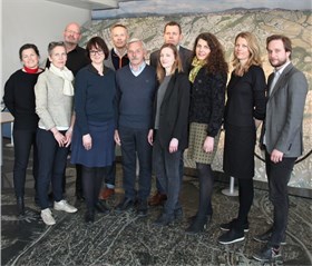 Bak fra venstre: Einar Jarmund, Jorleif Jørgenvåg, Eivind Andersen Foran fra venstre: Marianne Sætre, Aaste Gulden Sakya, Hanne Marie Sønstegaard, Anders Larmerud, Ellen Hellsten, Katharina Thøgersen Bramslev og Gro Sandkjær Hanssen og Even Smith Wergeland. Johanne Borthne var ikke til stede da gruppebildet av rådet ble tatt. Foto: Plan- og bygningsetaten