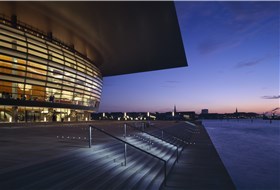 Den kongelige danske opera i København, tegnet av Henning Larsen arkitekter, 2004. Foto: Adam Mørk