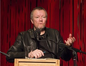 Kjetil Trædal Thorsen mener Høyblokka og Y-blokka må sees på som en del av tomta det skal bygges regjeringskvartal på. Foto: Ingebjørg Semb Kjetil Trædal Thorsen mener Høyblokka og Y-blokka må sees på som en del av tomta det skal bygges regjeringskvartal på. Foto: Ingebjørg Semb