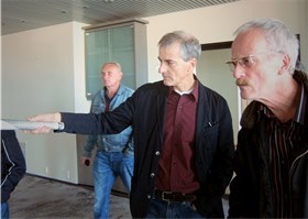 Jonas Gahr Støre benyttet også anledningen til å se Høyblokka igjen. Her står han i øverste etasje og forklarer andre på omvisningen hvor han satt i løpet av sine år i bygget. Foto: Mette Svensen