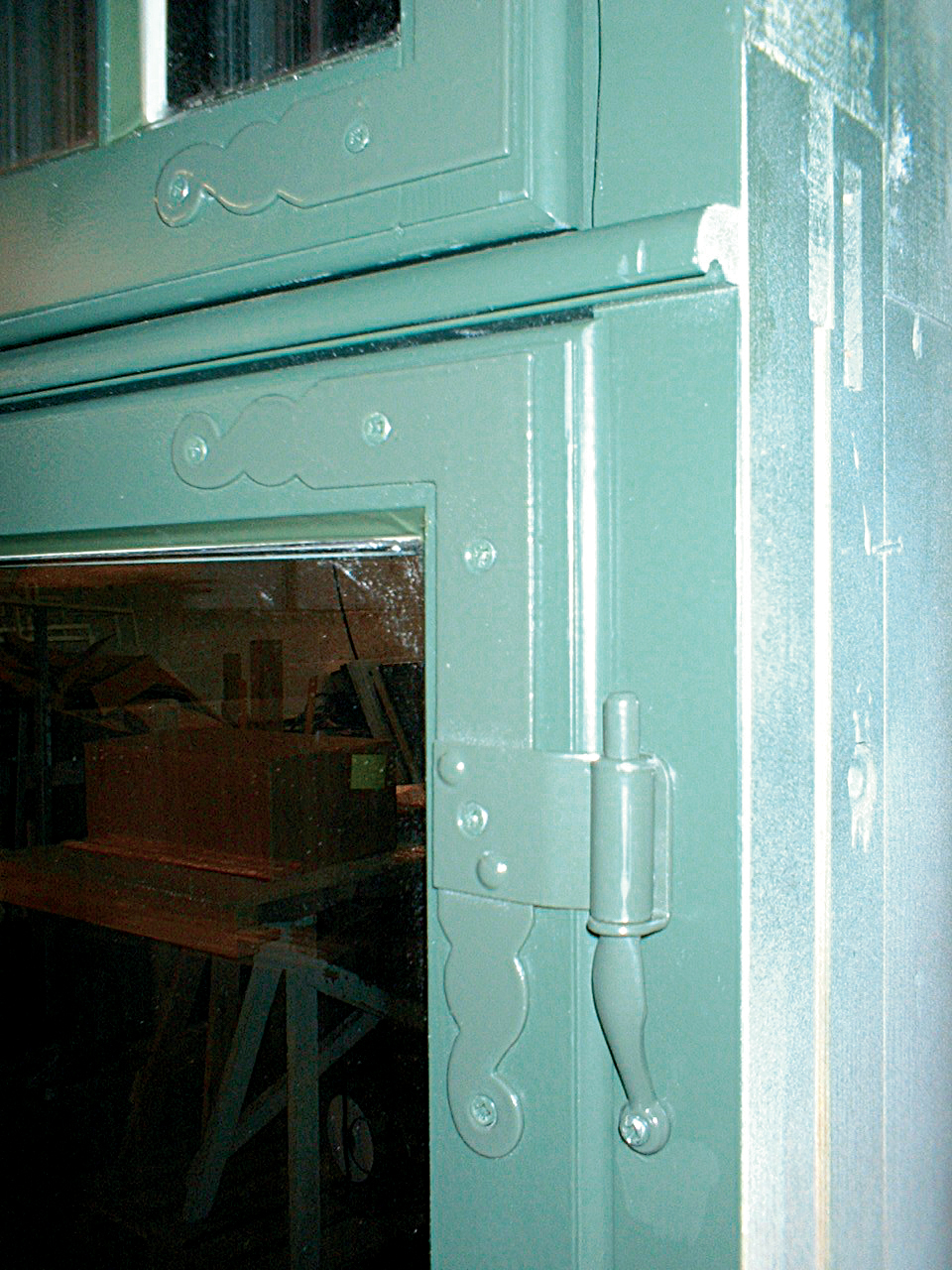 For å oppfylle antikvariske hensyn må gjerne kravene til Norsk Dør- og Vinduskontroll avvikes, for eksempel med overfals eller ved at åpninger mellom karm og ramme krympes. Mer spill i overflaten er også typisk, blant annet ved bruk av hjørnejern og synlige hengsler.