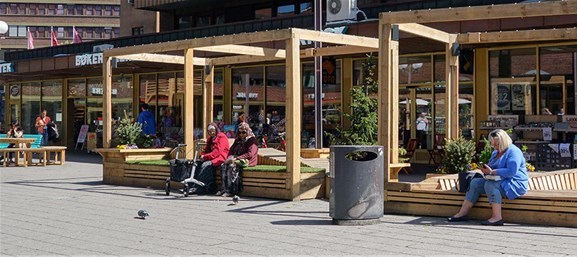 Venteplassen på Tøyen torg er blant de nominerte til Oslo bys arkitekturpris. Arkitekter er Byverkstedet og Bureau Detours, byggherre er Oslo kommune, Bymiljøetaten. Foto: PBE