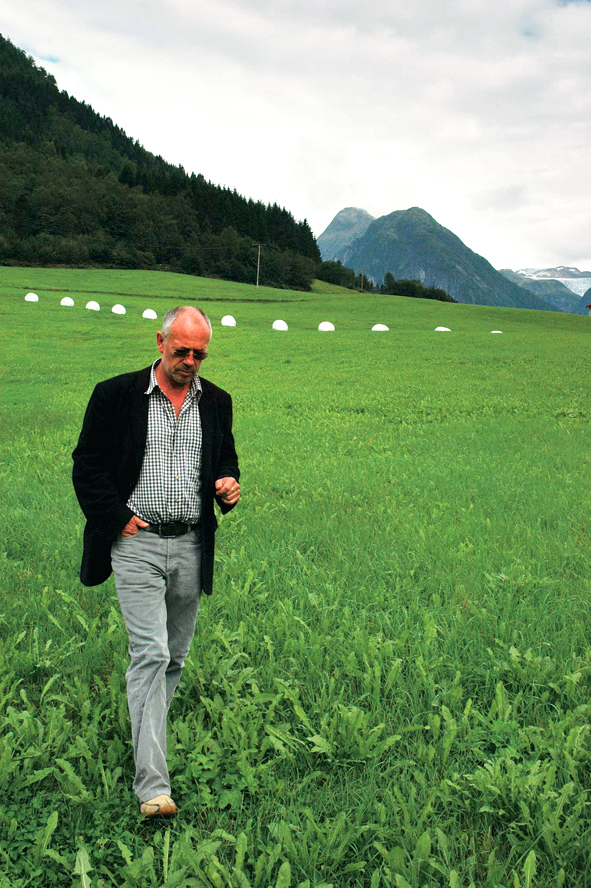 Landskapskunstnar Magne Vangsnes kunne ikkje ha laga rundballekunst utan bøndene.