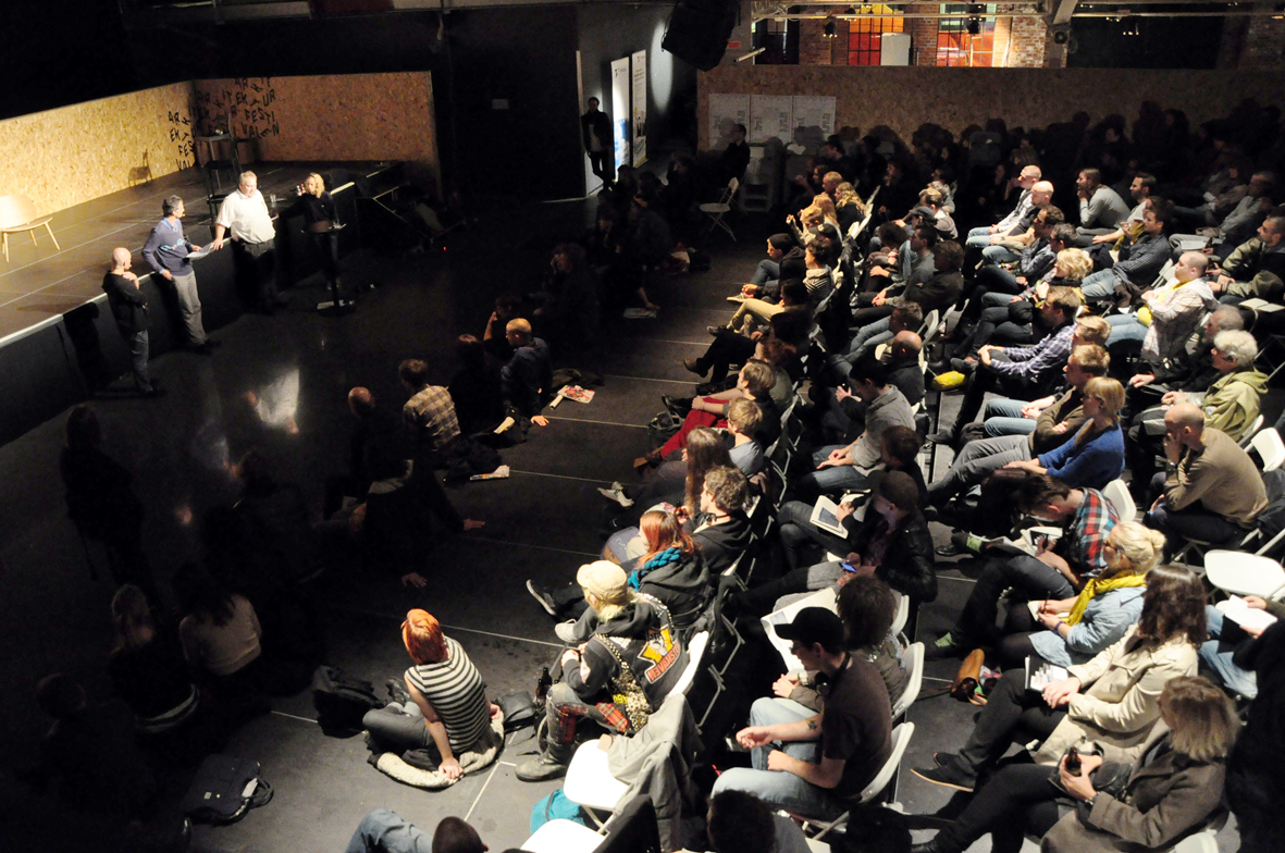 Salen var fylt med arkitekter, arkitektstudenter, husokkupanter og boligaktivister. Foto: Lone Kjersheim/NAL