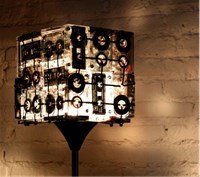 I Bergen nå: Lampeskjerm av gamle, ubrukelige kassetter. Foto: Vestlandske Kunstindustrimuseum I Bergen nå: Lampeskjerm av gamle, ubrukelige kassetter. Foto: Vestlandske Kunstindustrimuseum
