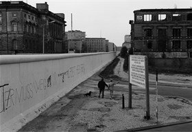 Ett av de 100 fotografiene fra Berlinmuren anno 1978-1979. Foto: Hans W. Mendes Ett av de 100 fotografiene fra Berlinmuren anno 1978-1979. Foto: Hans W. Mendes