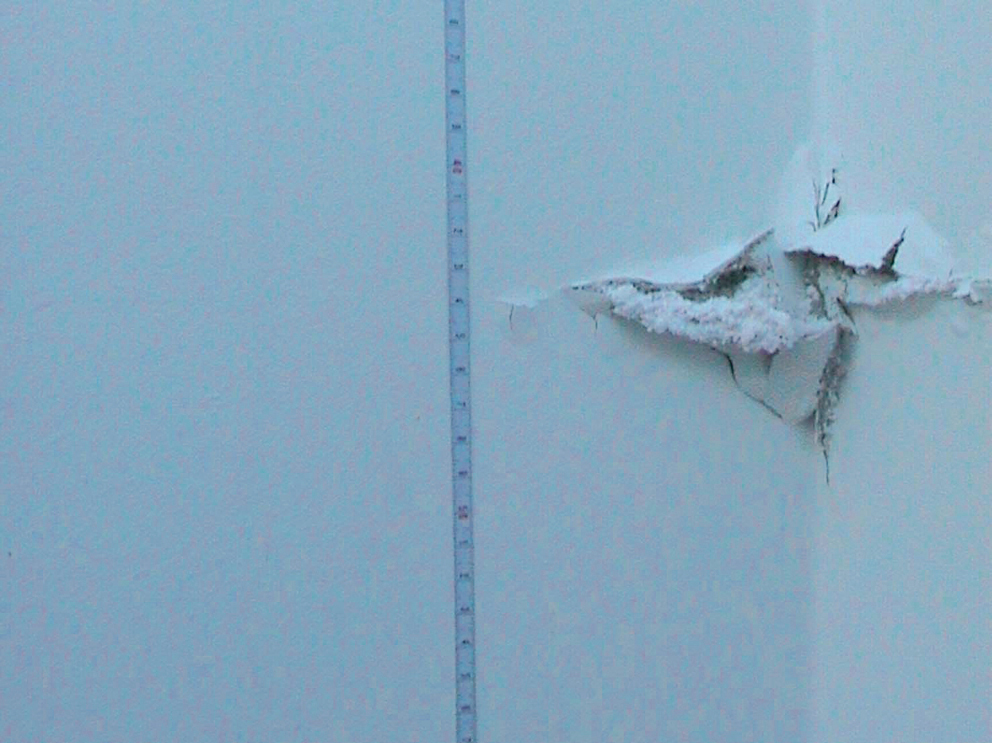 Innvendige lekkasjer. Bildet viser en vertikal vegg. De to sprekkene viser takplaten der fuktigheten blir synlig. (Fotos: Ævar Hardarson.)