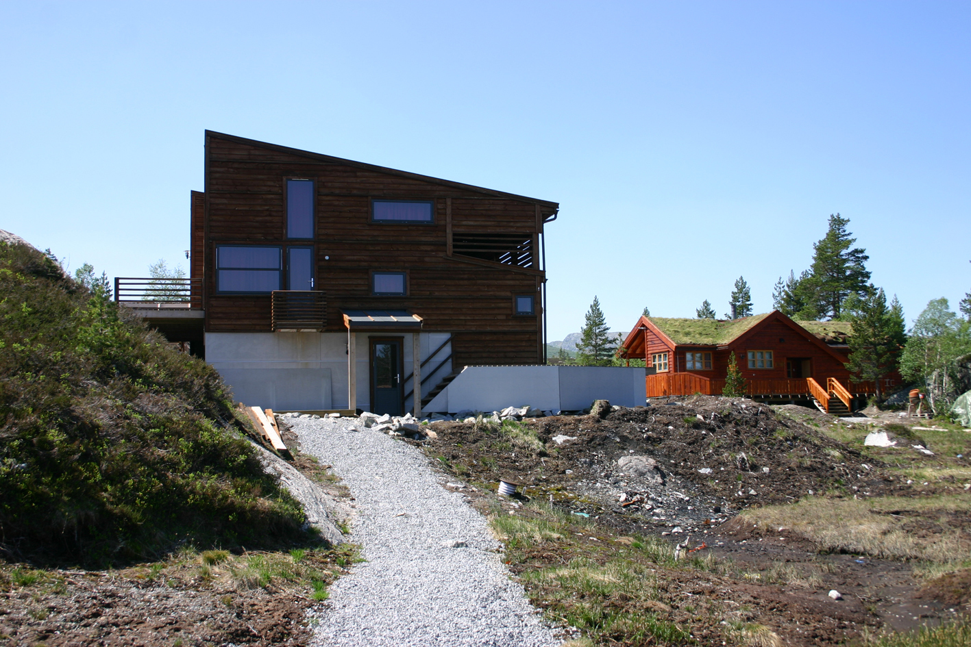 Hyttefelt med høy utnyttelse må planlegges helhetlig, gjerne med felles prinsipp for materialvalg, volum og fargepalett. Hytter med så ulik karakter som på bildet, har vanskelig for å passe sammen. Foto: Grønn strek landskapsarkitekter.