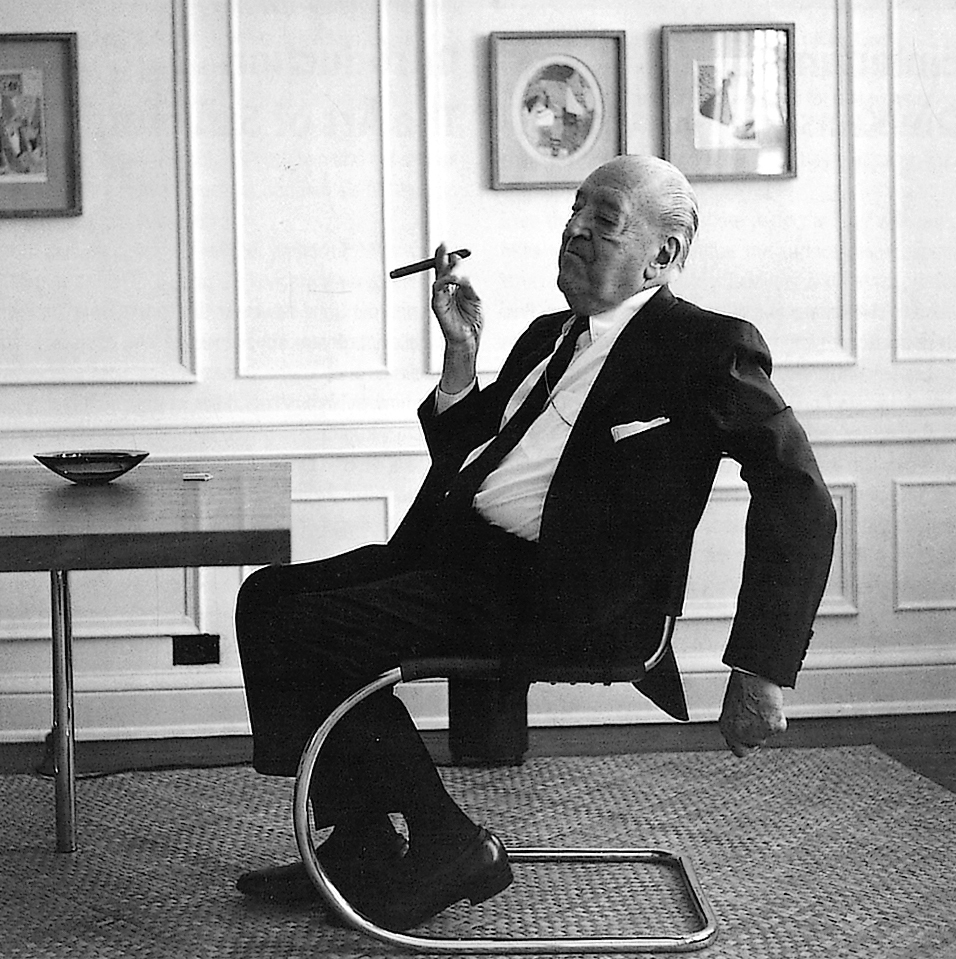 Mies van der Rohe i sin leilighet i East Pearson Street i Chicago, 1964. (Foto: Werner Blaser: «Mies van der Rohe», Birkhäuser Verlag, 1997.)
