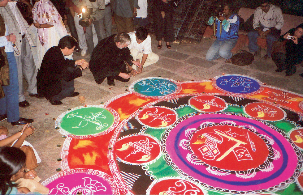 Olle Anderson flankert av representanter fra to kinesiske organisasjoner som ble tatt opp som fullverdige medlemmer av IFI Olle Anderson flankert av representanter fra to kinesiske organisasjoner som ble tatt opp som fullverdige medlemmer av IFI