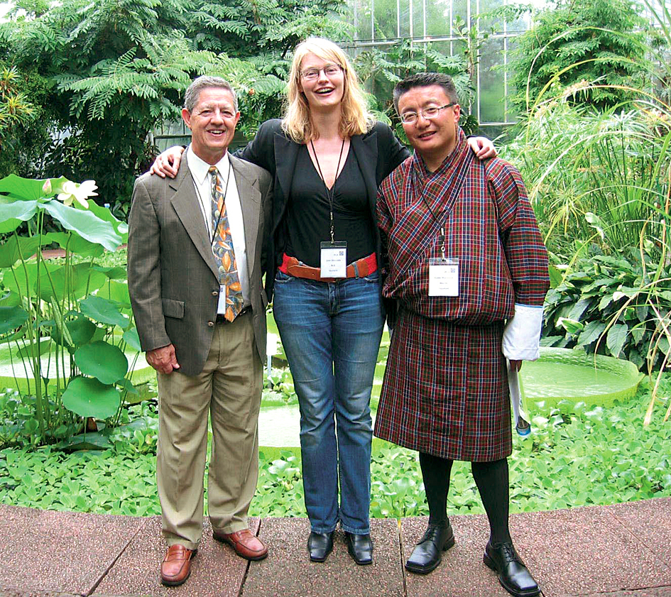 Fra botanisk hage, med IFLAs tre verdensregioner representert: Fra venstre: Tom Papandrew fra USA, Jenny B. Osuldsen, NLA, og Karma Wangchuk fra Bhutan. Foto: Hames Hyater.