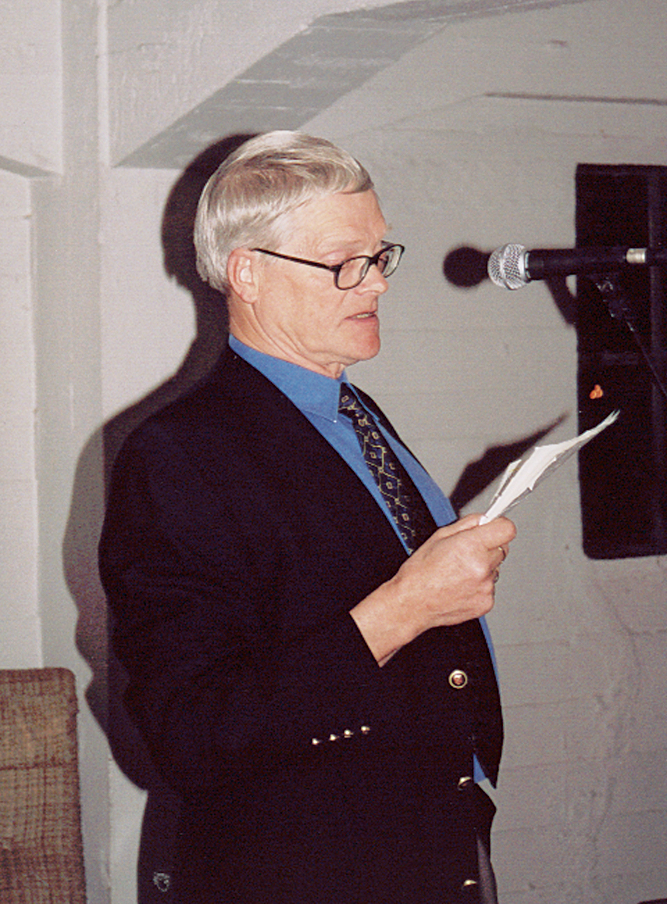 Prof.em. Magne Bruun leste fra manus til NLAs 75-årshistorie, under «Bruun Jazzkafé» ved festmiddagen, med musikalsk tilbehør. Foto: Anne-Kari Hetterud