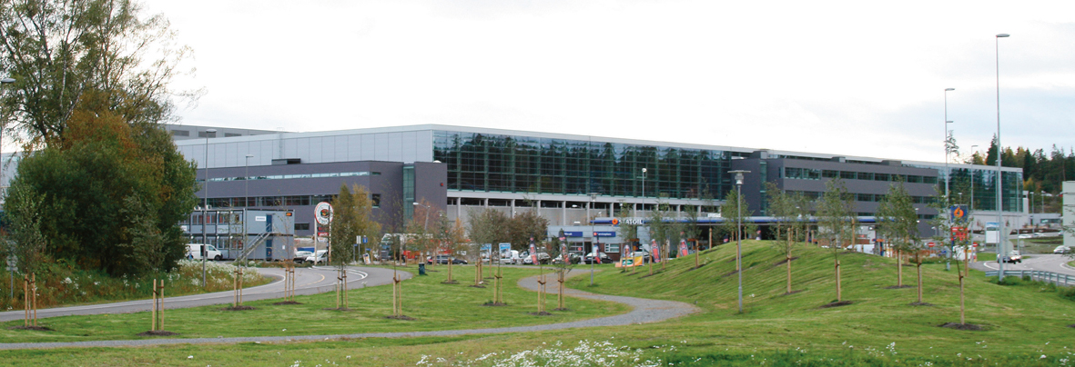 Den store bygningsmassen bød på utfordringer når det gjelder tilpasning til omgivelsene. Grindaker as Landskapsarkitekter var en viktig partner i en tverrfaglig tilnærming.Foto: Arkitektene Astrup og Hellern AS