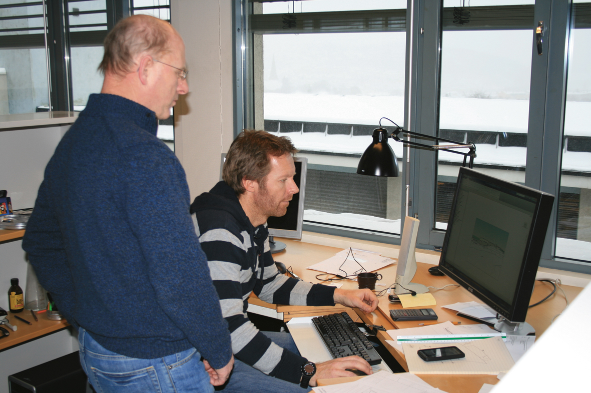 Åke Letting og Kjetil Johansen, en av kontorets mange yngre arkitekter. Foto: Lars Thoen