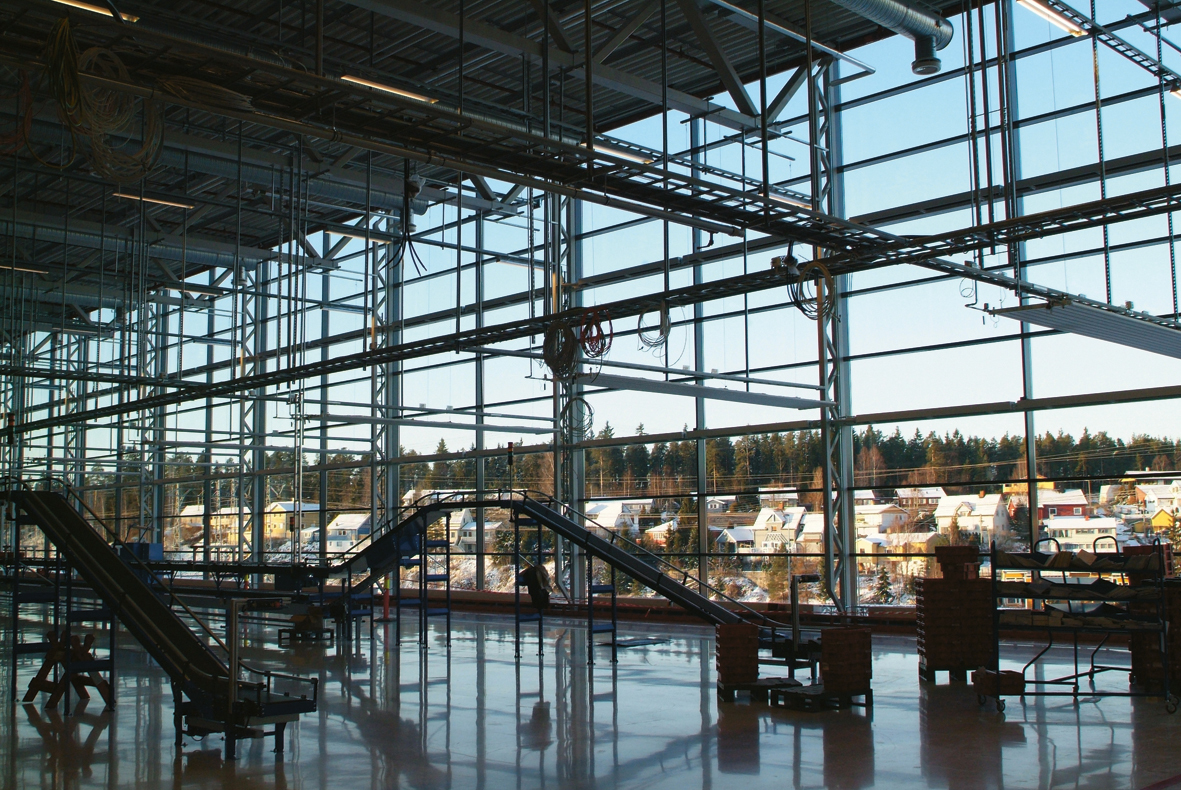 Postens Østlandsterminal er den første som samlokaliserer og integrerer postsortering og distribusjon, alt på en flate. Terminalen ble åpnet av av H.M. Kongen 29. januar. Arkitekt: Astrup og Hellern AS. Foto: Guy Fehn