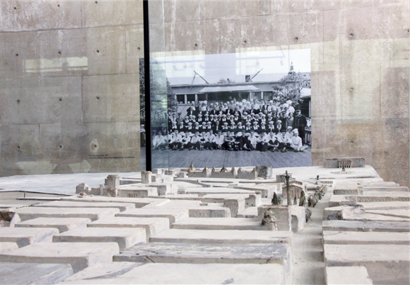 «Når til og med betongmuren utenfor vinduene er brukt for å prosjektere fotografier, fremstår utstillingsrommet som så mettet at ambisjonen om å skape et helstøpt
kunstnerportrett med rike kulturhistoriske forgreninger må kunne sies å være innfridd.» Foto: Ingebjørg Semb «Når til og med betongmuren utenfor vinduene er brukt for å prosjektere fotografier, fremstår utstillingsrommet som så mettet at ambisjonen om å skape et helstøpt
kunstnerportrett med rike kulturhistoriske forgreninger må kunne sies å være innfridd.» Foto: Ingebjørg Semb
