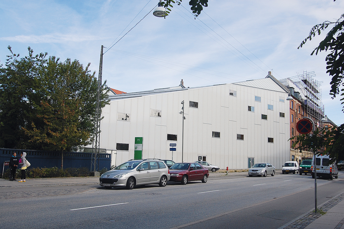 Prismen er en multihall innbyr til spill og lek i et grønt innendørsområde.