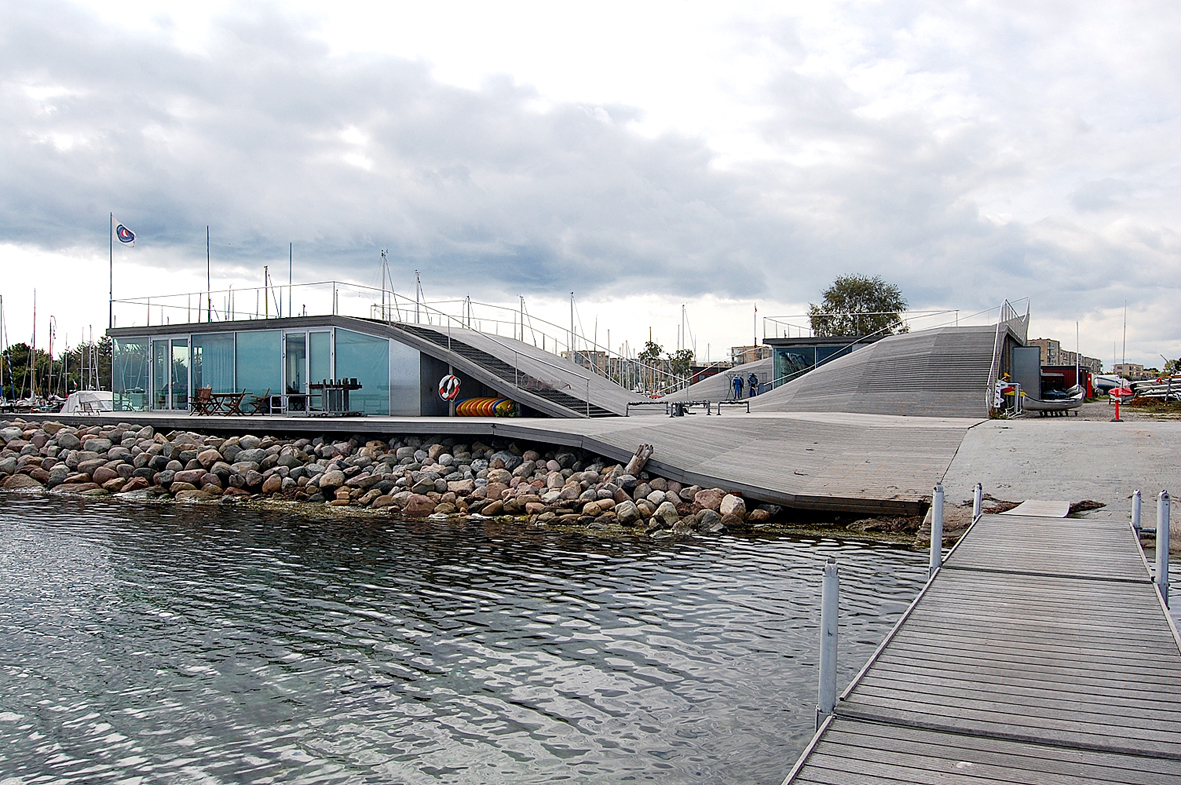 Det maritime ungdomshus tegnet av PLOT er et  eksempel på et vellykket anlegg som tilbyr ulike vannaktiviteter.