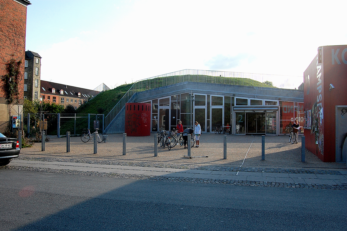 Korsgadehallen: Et topp moderne idrettsanlegg vokser opp av jorden til stor glede for barn og unge, men betongtrappene er bratte og naboer bekymrer seg.