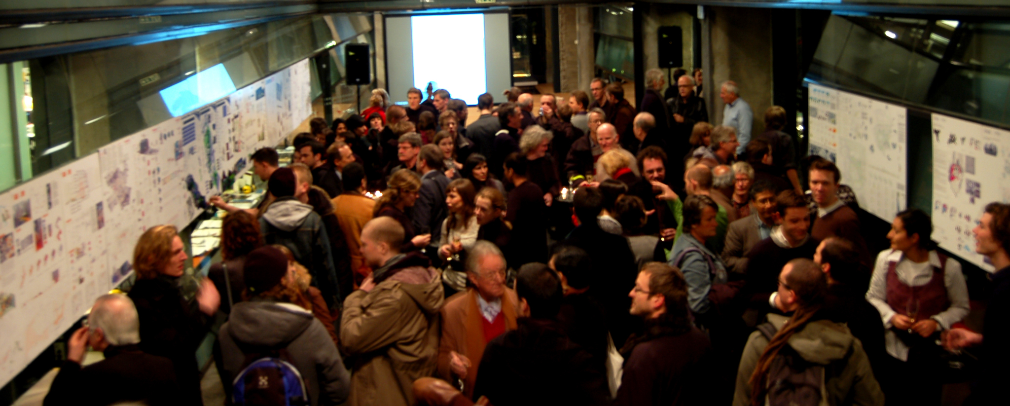 Publikum viste stor interesse for de utstilte prosjektene.