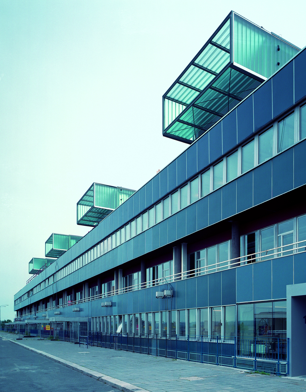 Ombyggingsprosjektet IT Fornebu startet i 2000, og den rehabiliterte bygningen er i full bruk fra høsten 2005.