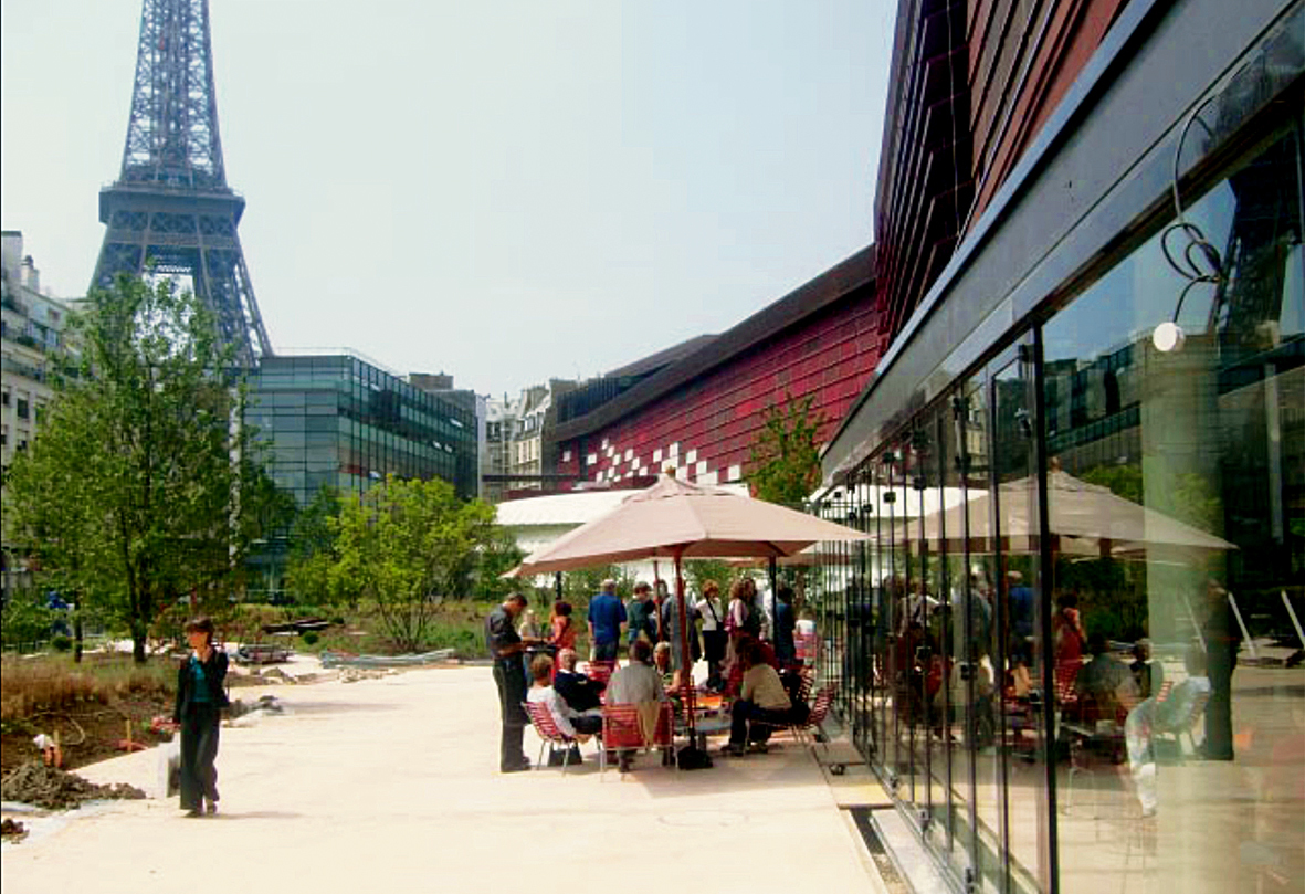 Musée du quai Branly ligger sentralt til i nærheten av Eiffeltårnet.