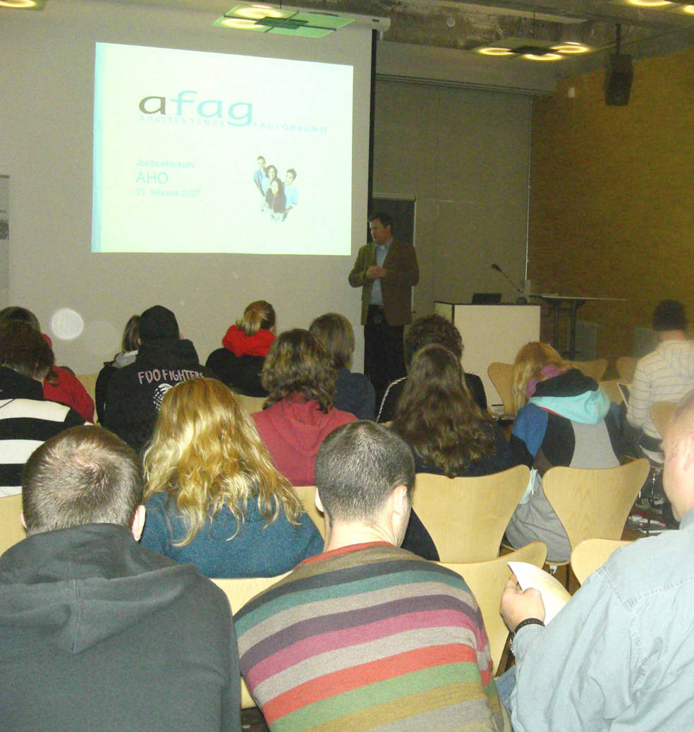 Advokat Robert Kjøsnes fra AFAG innleder til jobbsøkerkurs. Foto: Lise Almqvist.
