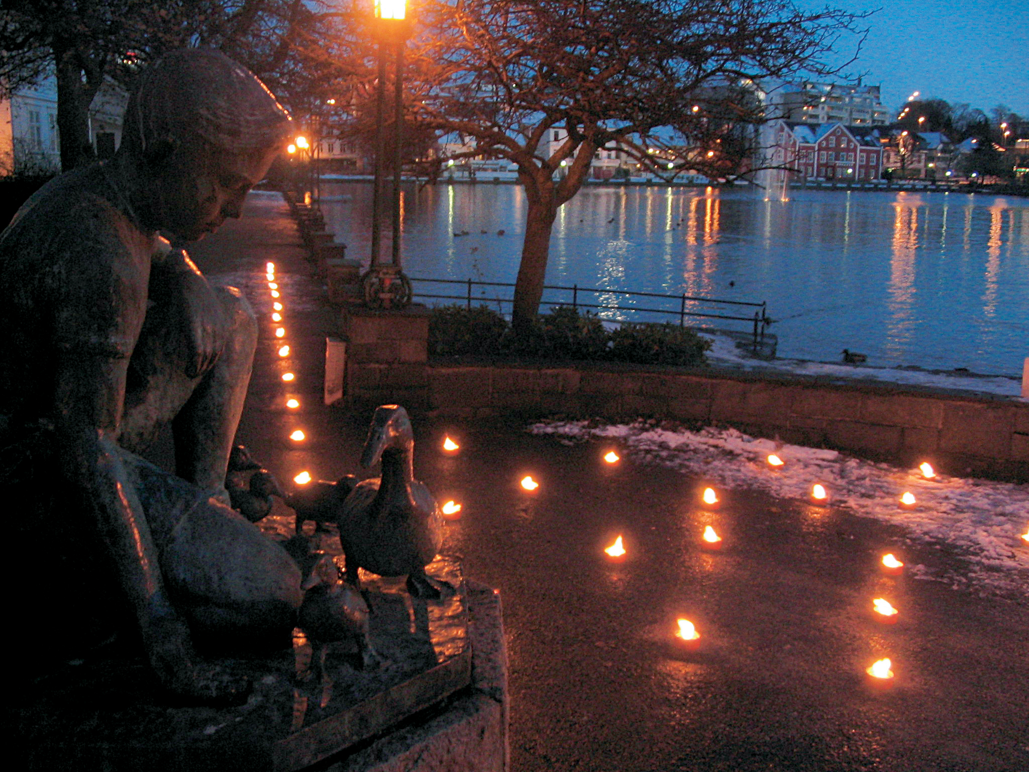 Stavanger ble det skapt en trolsk stemning rundt Breiavatnet i skjæret fra de mange faklene.