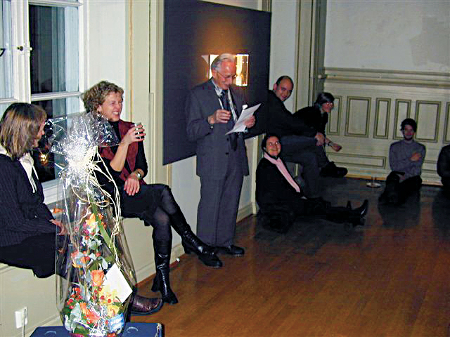 Æresmedlem Anders Kvam holder tale, blant annet for NLAs president Ingrid Haukeland, sittende med glass i hånden. Foto: William Bull.