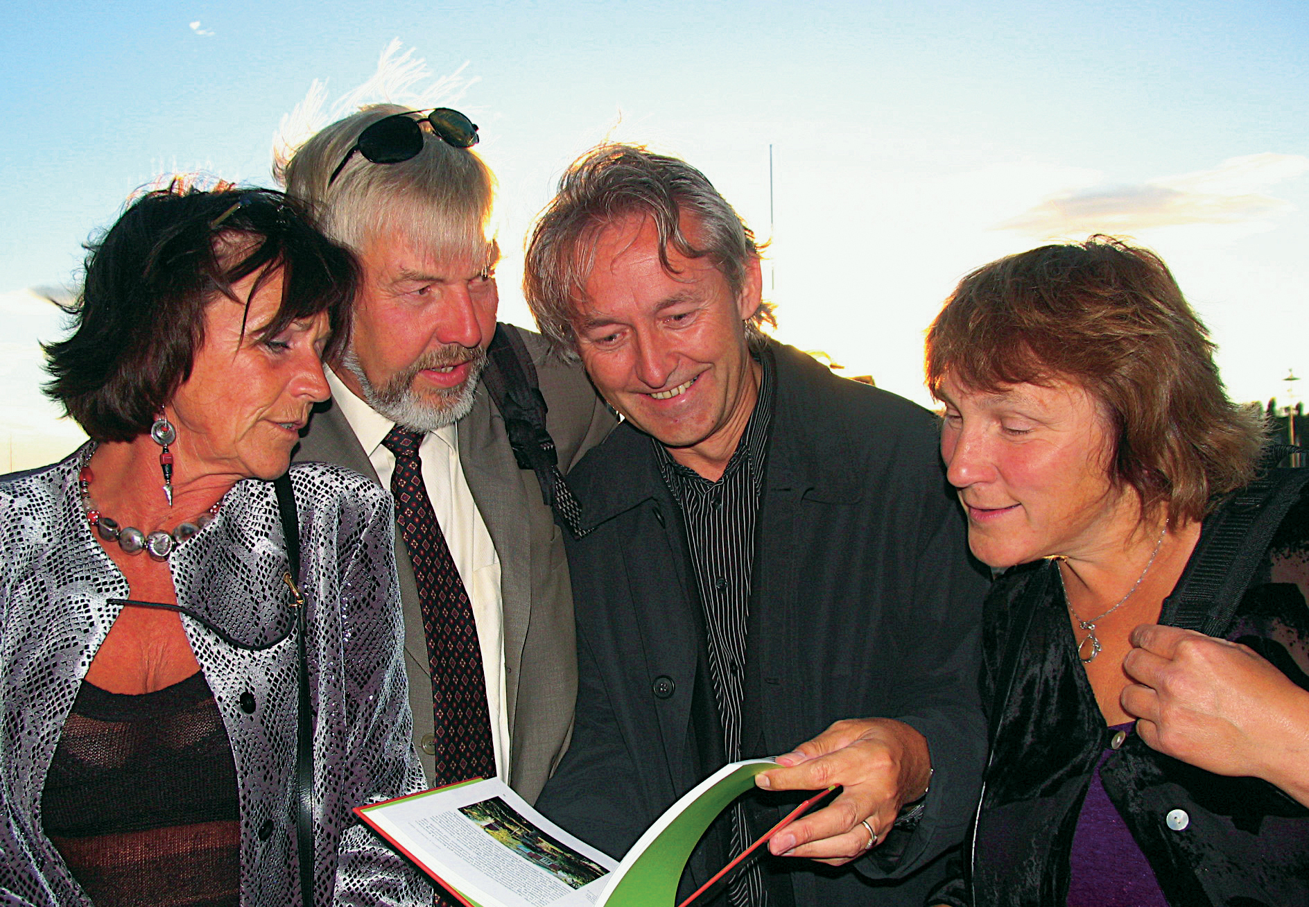 Beundrer. Trine Holst (f.v.), Trygve Sundt, Jostein Bjørbekk og Kine Halvorsen Thorén blar i jubileumsboka forfattet av Magne Bruun